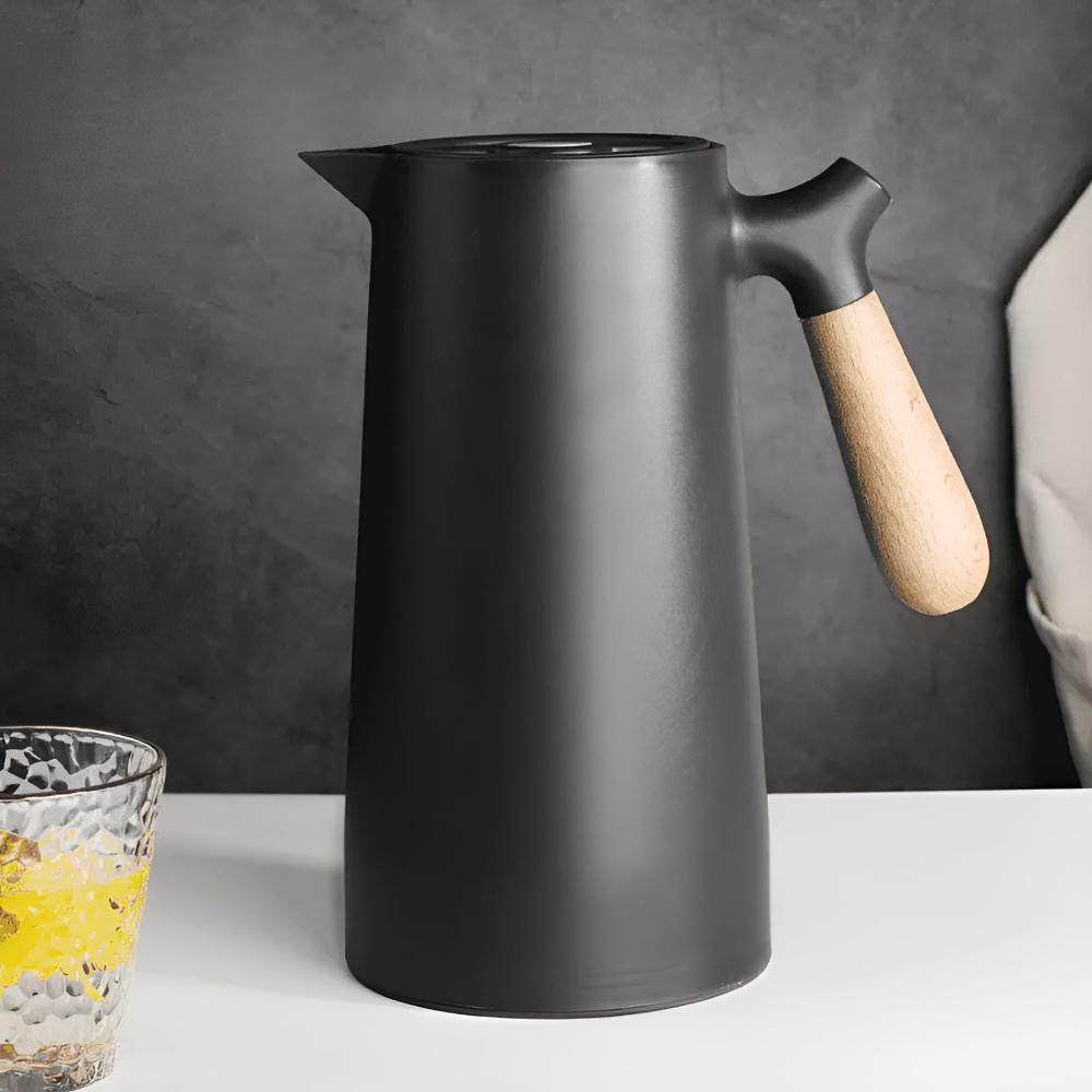 VetroLux – Elegant double-walled glass carafe with wooden handle for hot and cold drinks