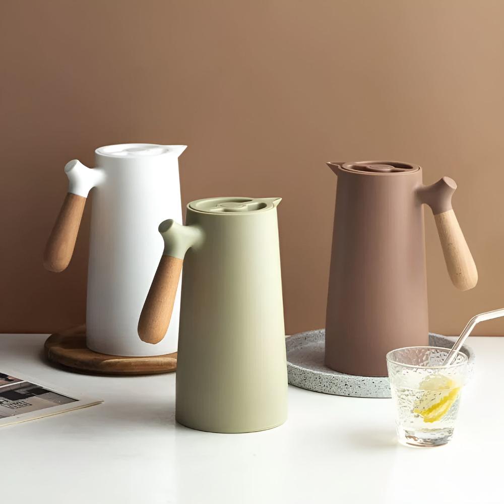 VetroLux – Elegant double-walled glass carafe with wooden handle for hot and cold drinks