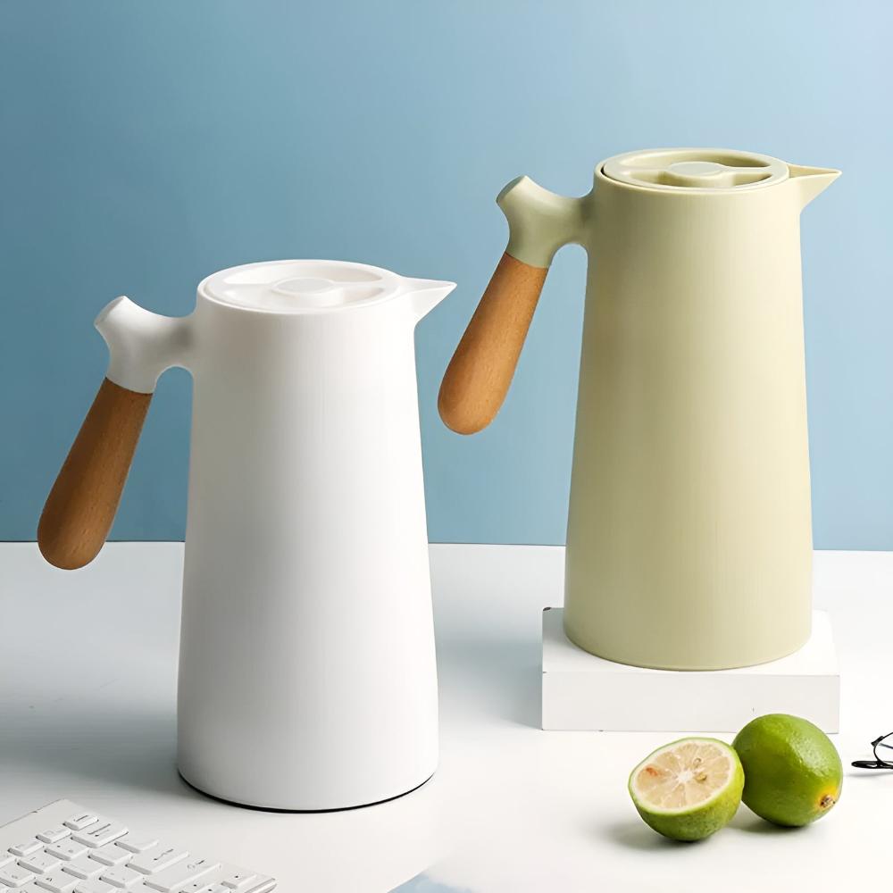 VetroLux – Elegant double-walled glass carafe with wooden handle for hot and cold drinks