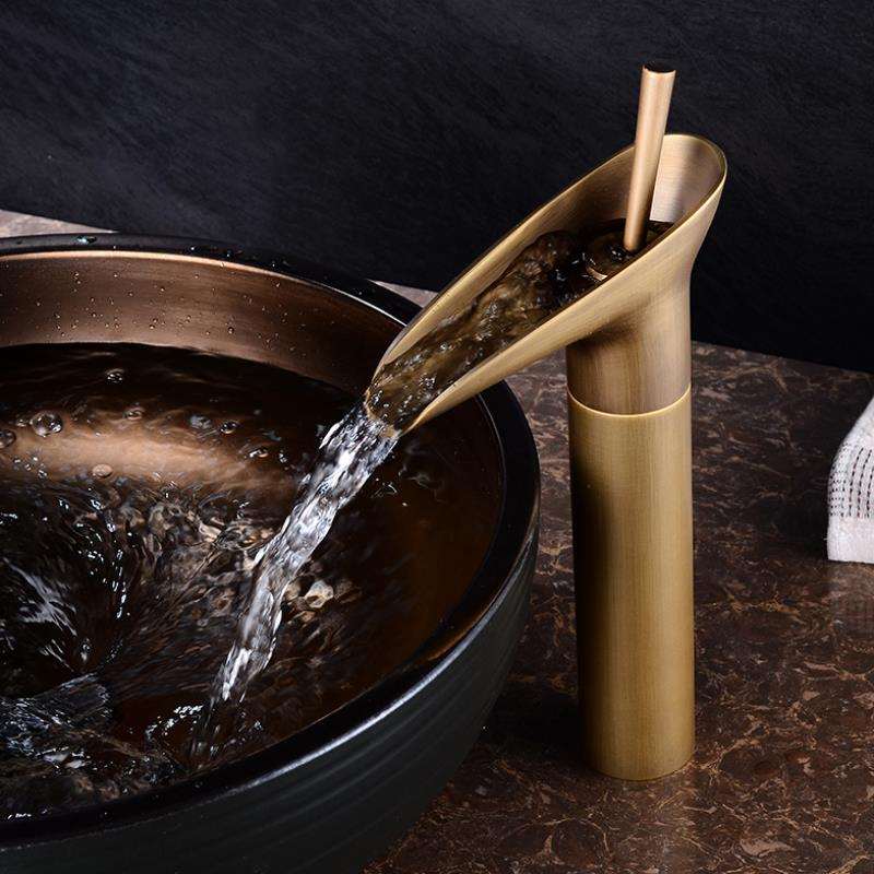 AquaFalls – Rubinetto per lavabo a cascata antico in ottone con finitura bronzo