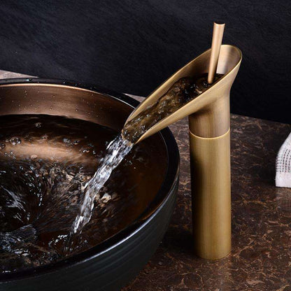 AquaFalls – Rubinetto per lavabo a cascata antico in ottone con finitura bronzo