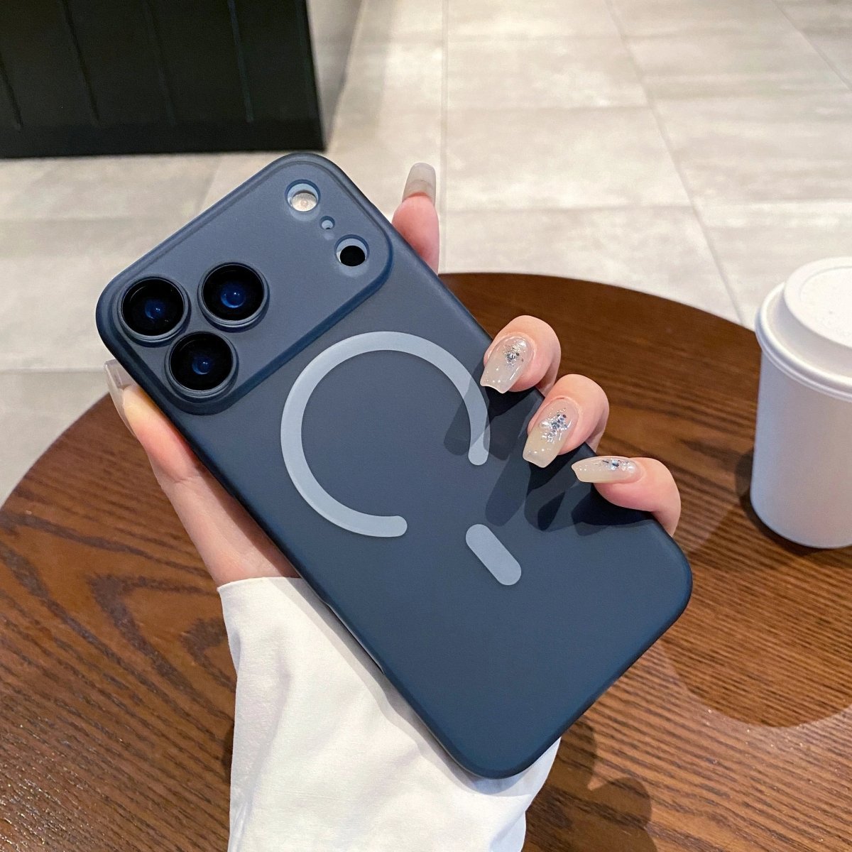 LucidLink – Ultra-thin, matte, clear MagSafe case for iPhone 13