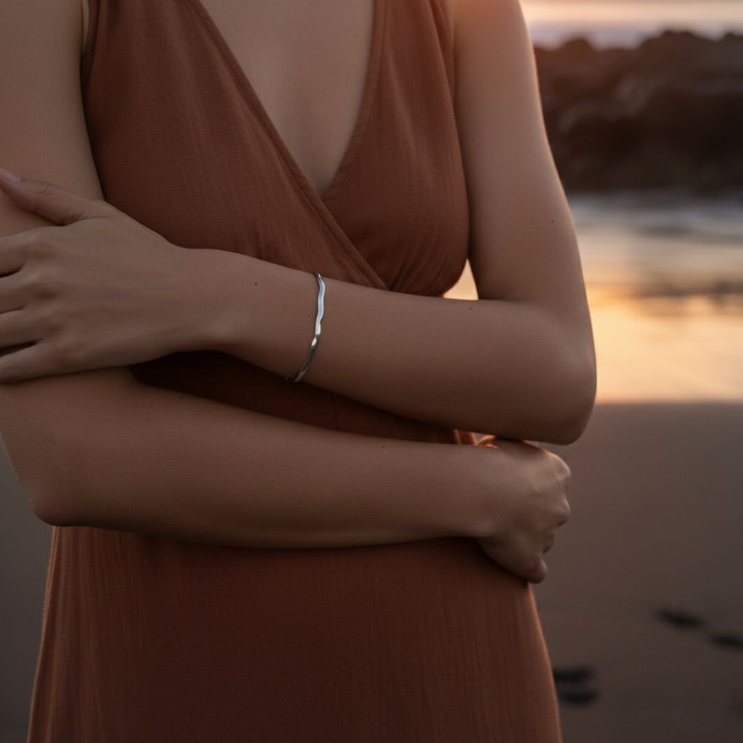 Pulsera Brazalete Flujo de Madera Dorada