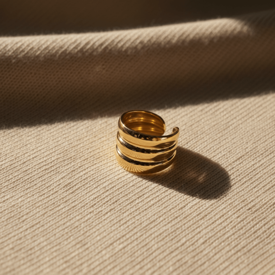 Anillo de nivel costero dorado