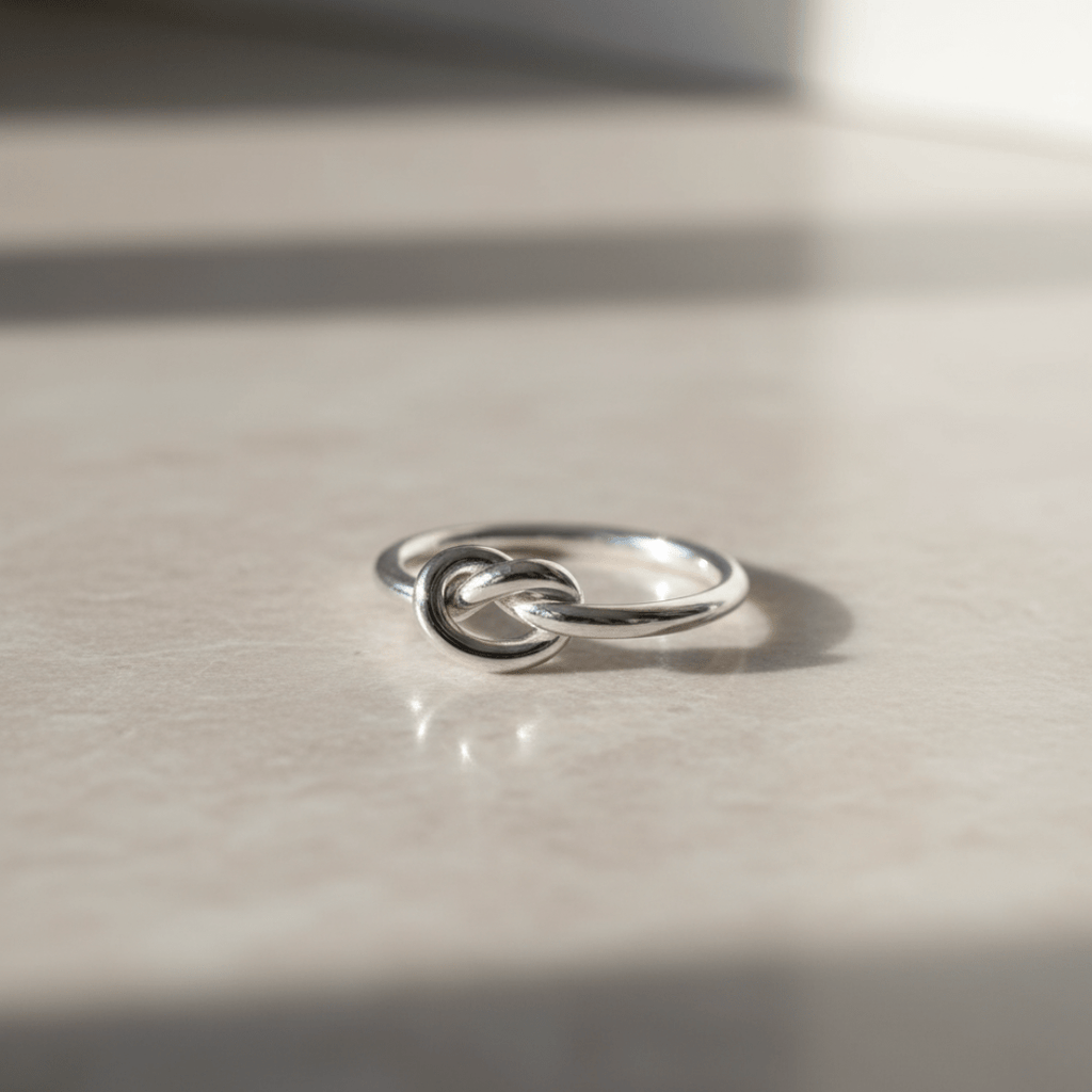 Anillo de Nudo Plateado y Dorado Costero