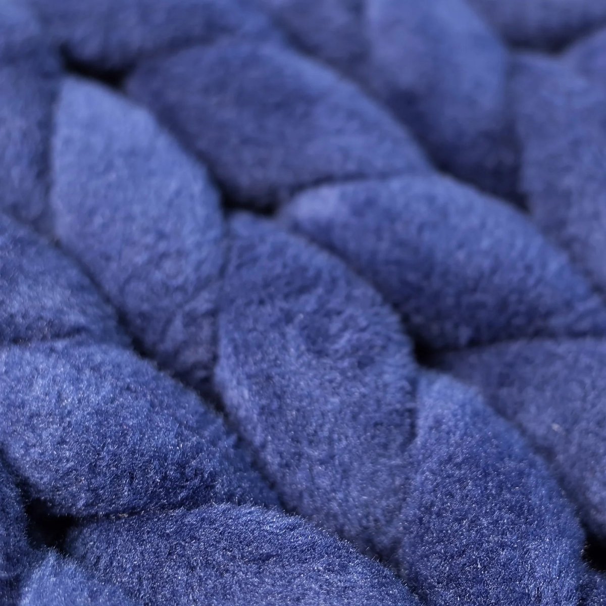 ComfaKnit – Couverture épaisse en minky faite main pour un confort ultime
