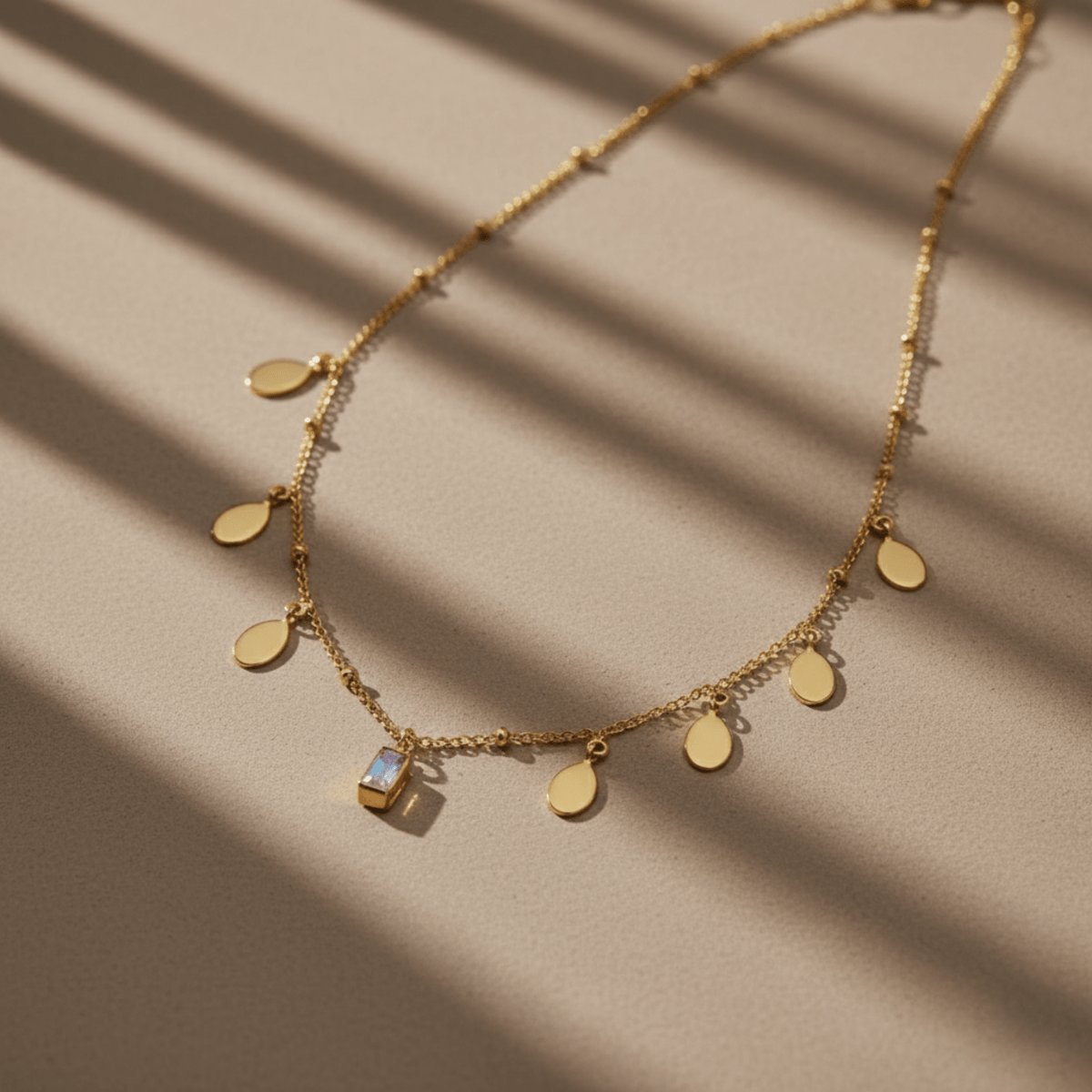 Petal maansteen gouden ketting