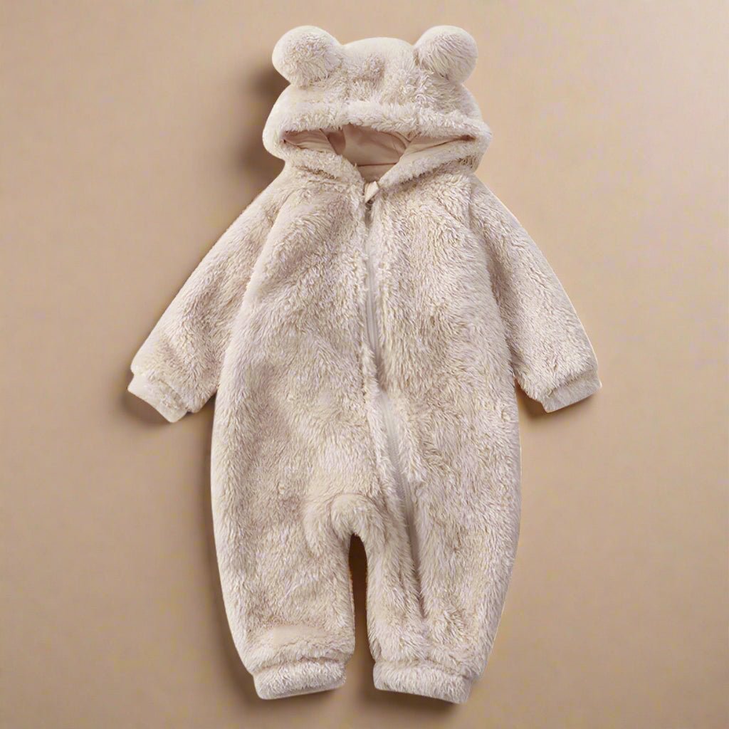 Macacão CozyCub em Flanela – Conjunto Macio e Quente para Bebé com Capuz de Urso para Conforto no Inverno (0–36 Meses)