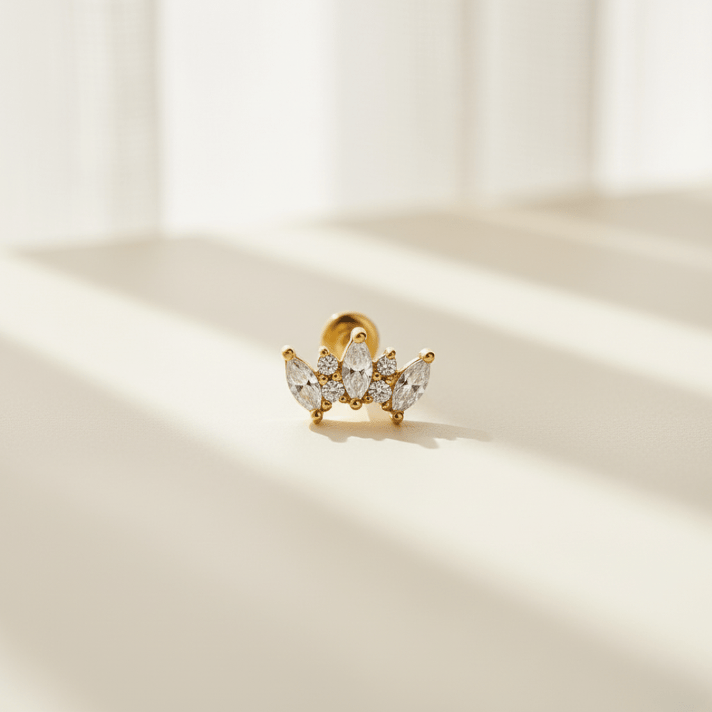 Pendientes de oro con forma de corona y topacio blanco para piel sensible