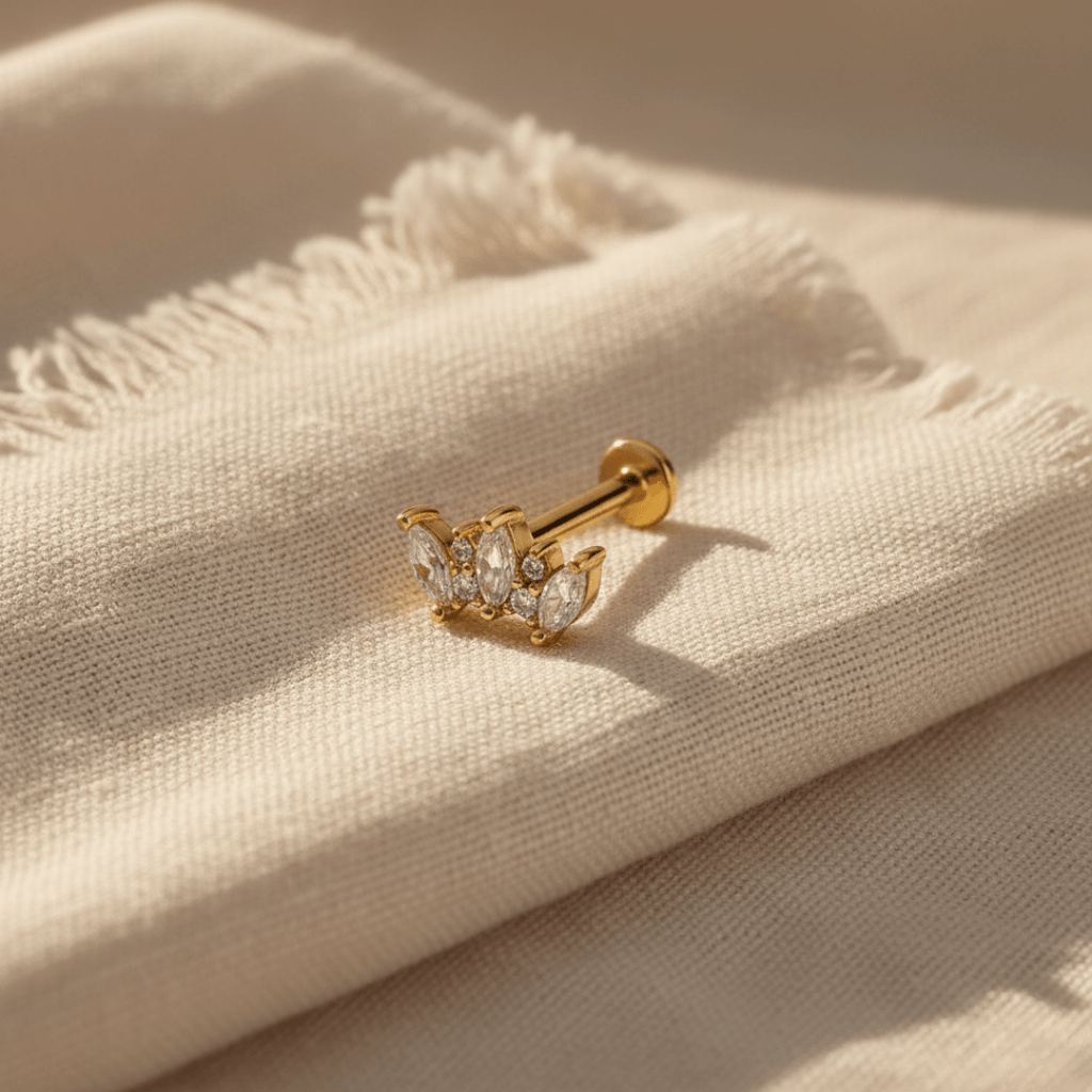 Pendientes de oro con forma de corona y topacio blanco para piel sensible