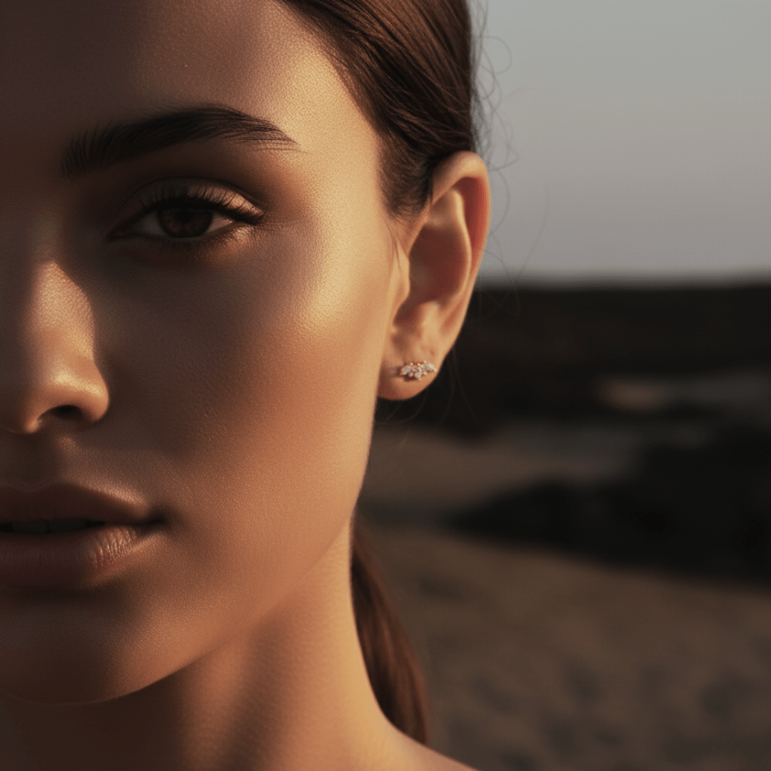 Orecchini a forma di corona in oro con topazio bianco per pelli sensibili