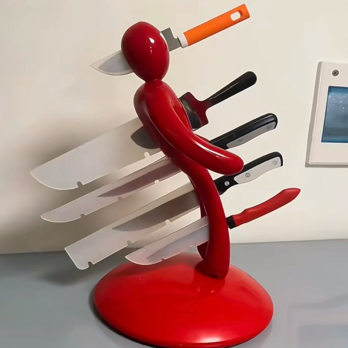 CUTMANE – Sculptural Human-Shaped Knife Organizer with Eco-Friendly Design