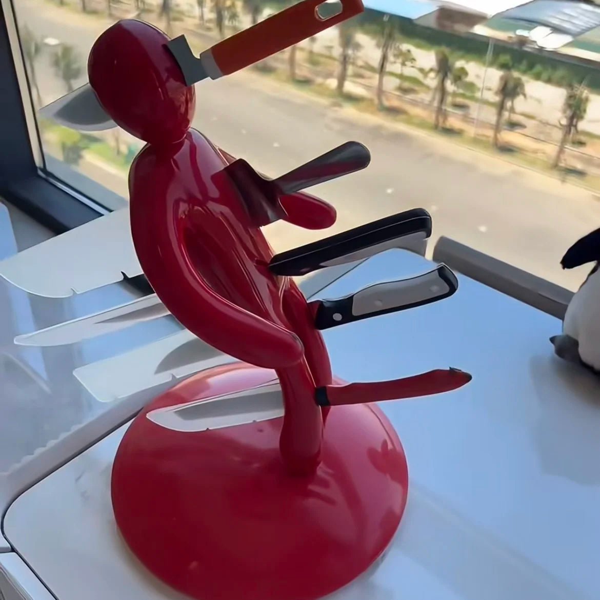 CUTMANE – Sculptural Human-Shaped Knife Organizer with Eco-Friendly Design