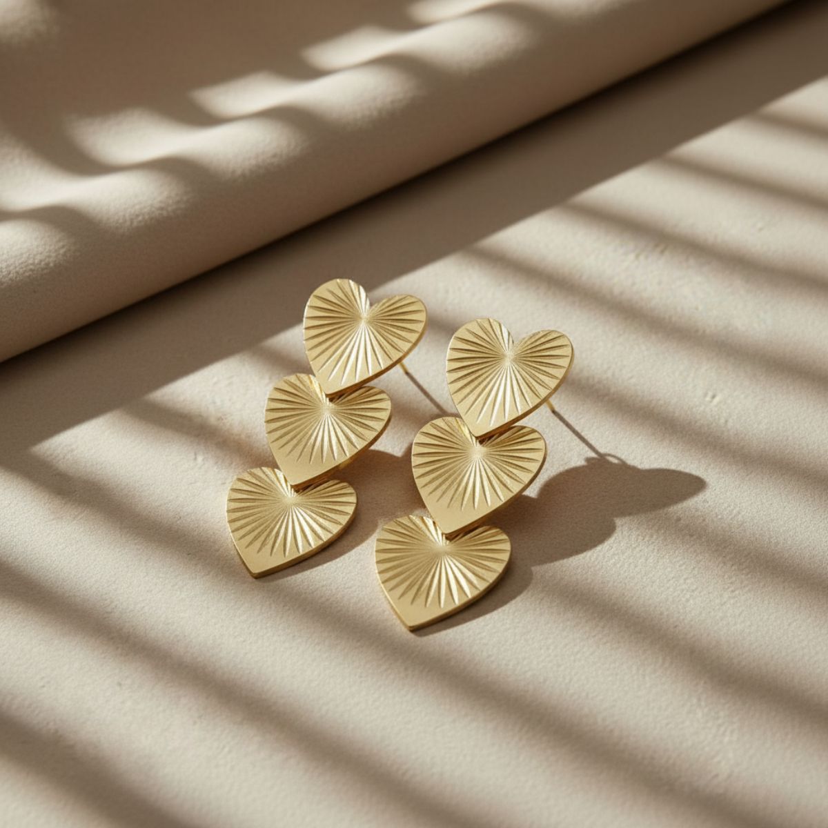 Dune Gesculpteerde Gouden Hart Oorbel