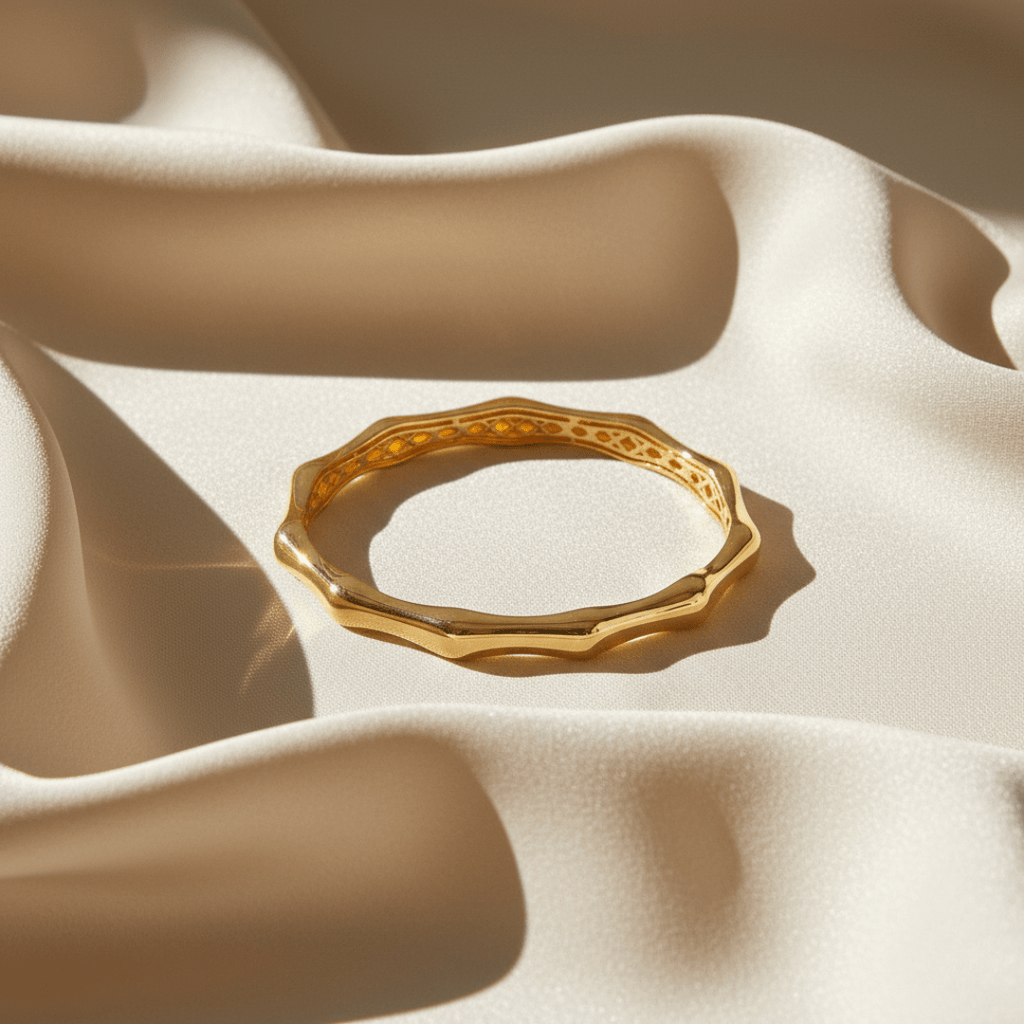 Elegante bamboe klik armband - stapelbaar verguld messing met veilige sluiting