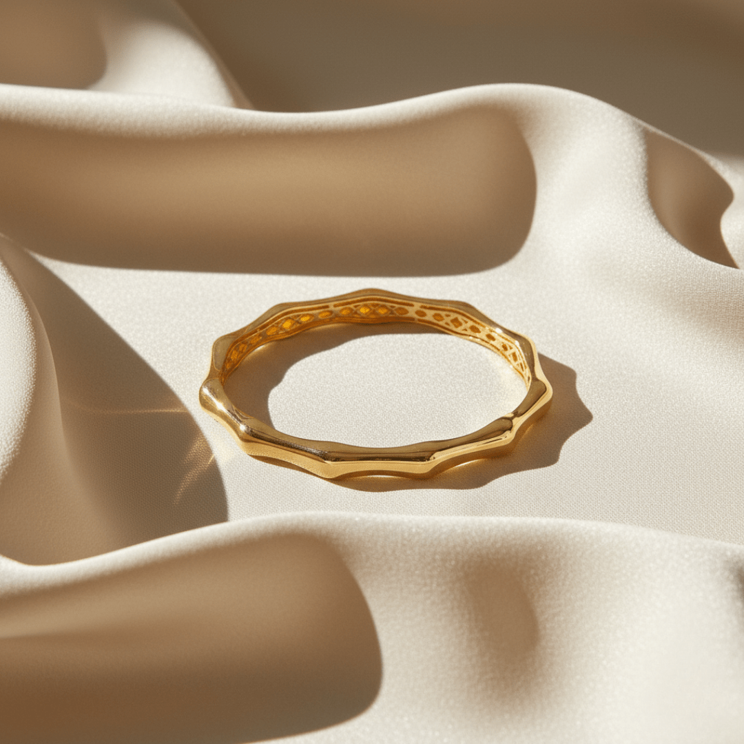 Elegante bamboe klik armband - stapelbaar verguld messing met veilige sluiting