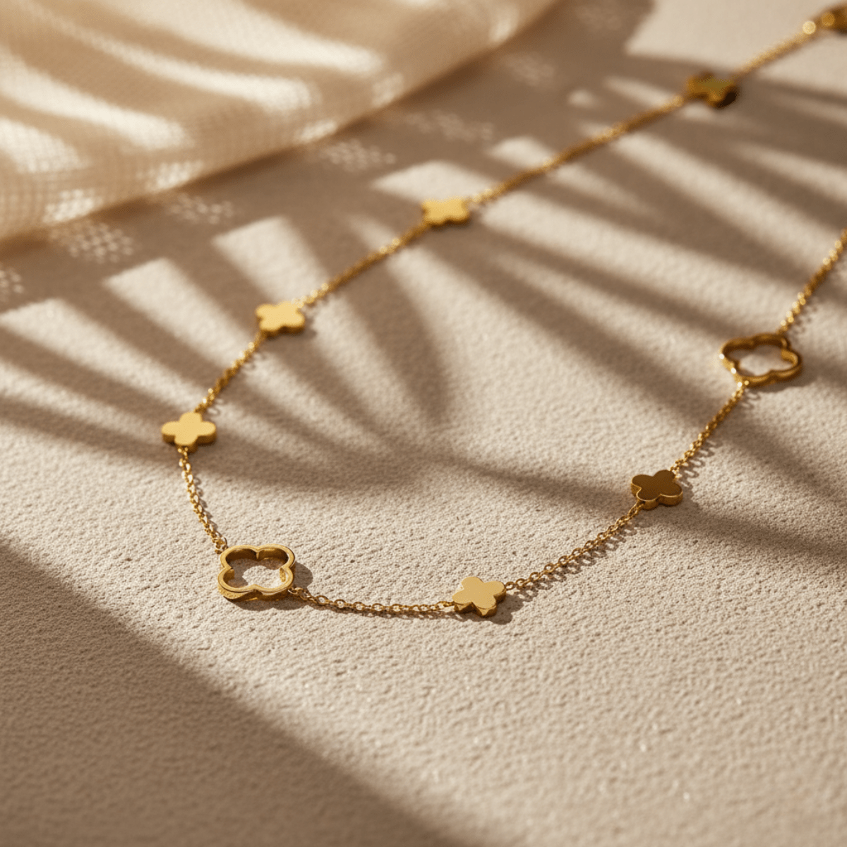 Elegante klaverketting - verstelbaar ontwerp van goudkleurig roestvrij staal voor het combineren in lagen