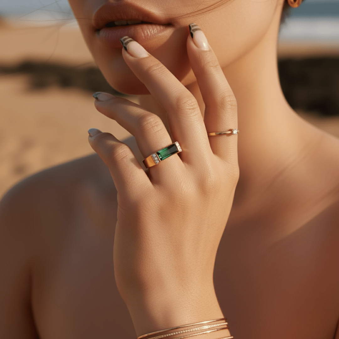 Elegant Emerald Ring in Silver or Gold - Timeless Design for Every Occasion
