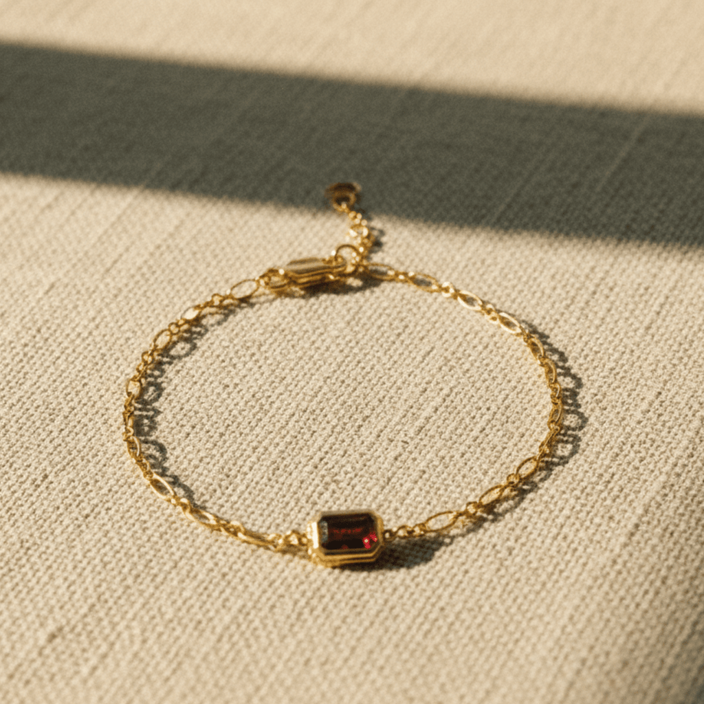 Pulsera elegante de oro con piedras semipreciosas de esmeralda y rubí