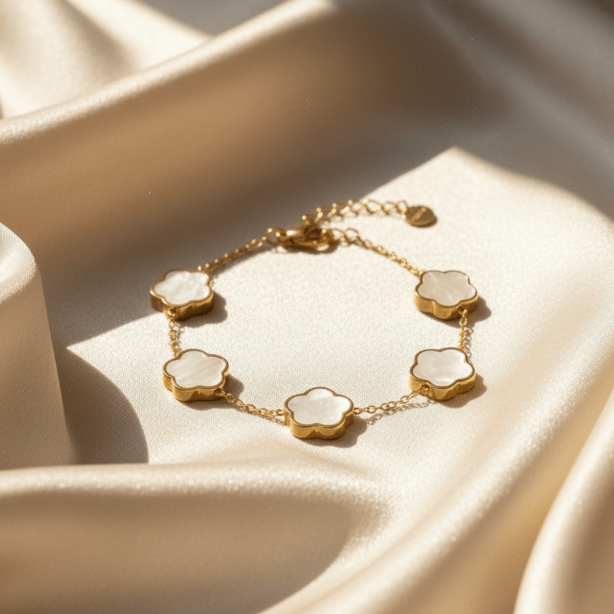 Elegant gouden armband met bloemvormige schakels, verstelbaar en hypoallergeen