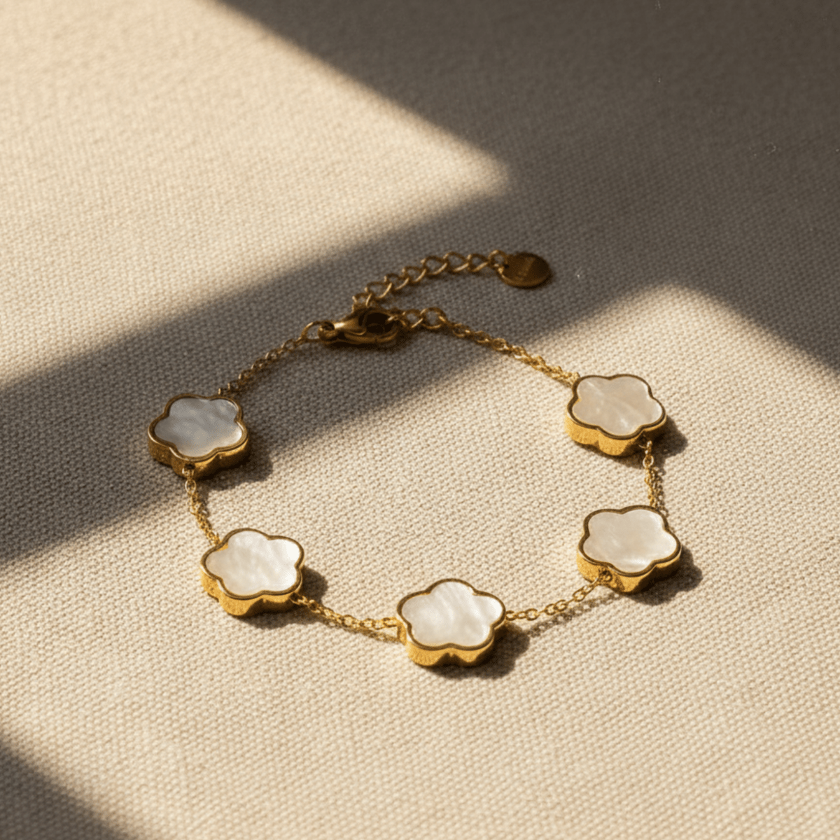 Elegant gouden armband met bloemvormige schakels, verstelbaar en hypoallergeen