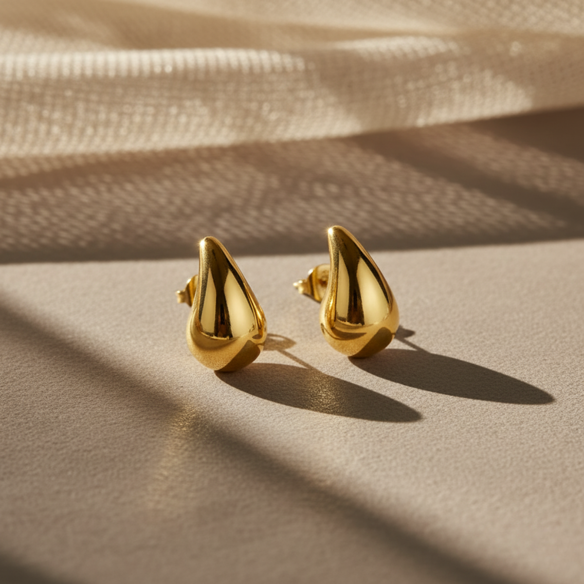 Pendientes de gota de fluido dorados