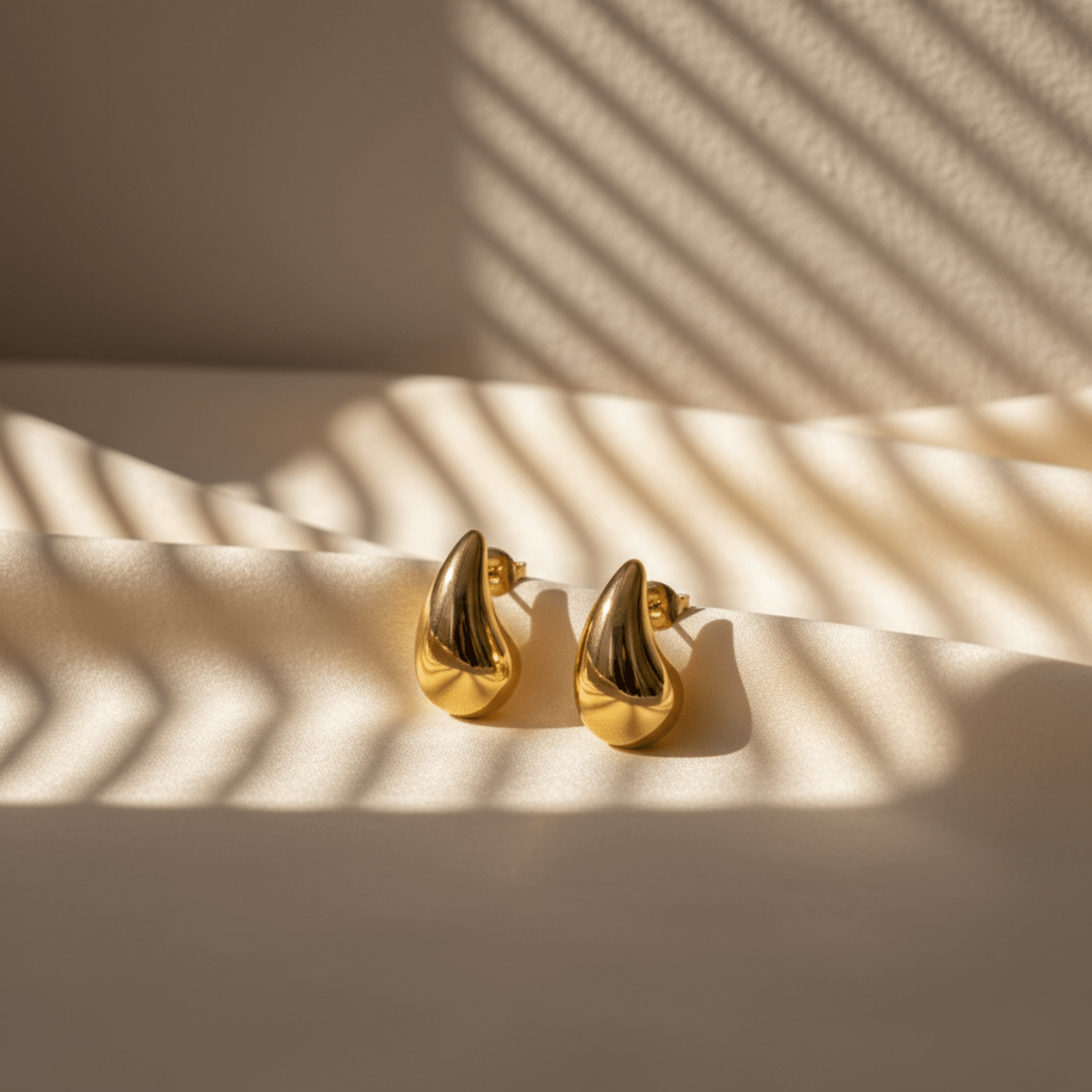 Pendientes de gota de fluido dorados