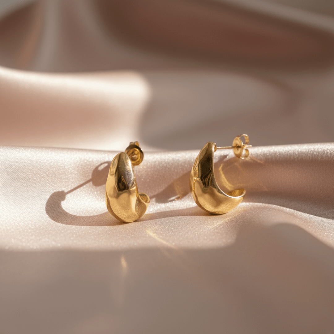 Crescent Tide Gestructureerde Gouden Maan Oorbellen