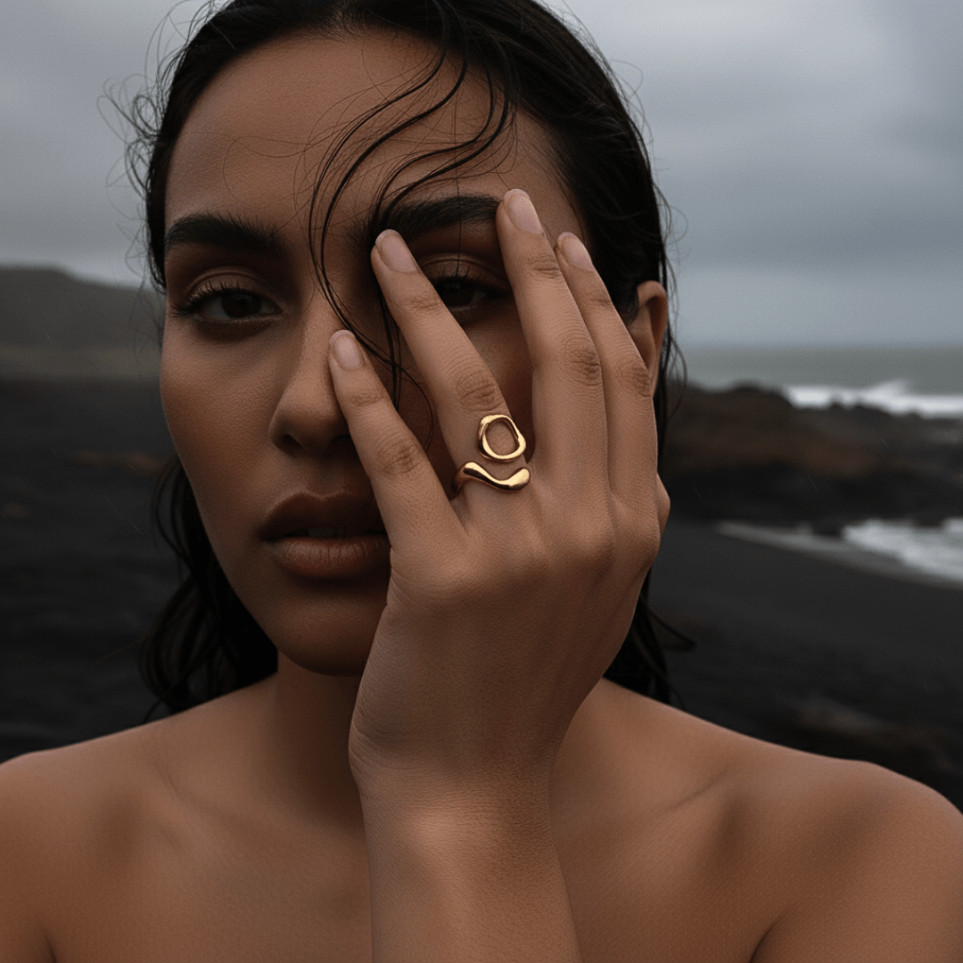 Anillo de ola de madera flotante dorada