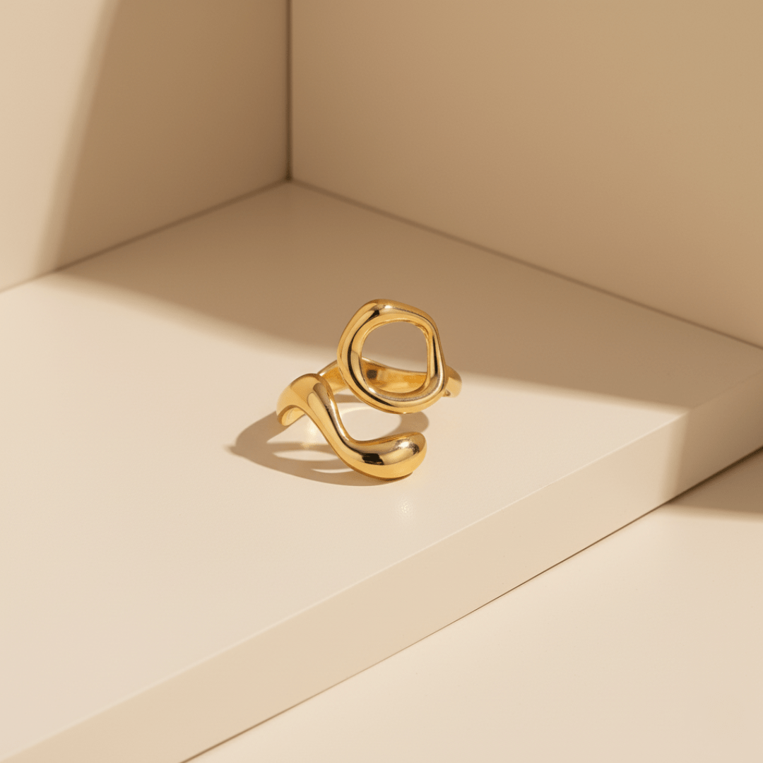 Anillo de ola de madera flotante dorada