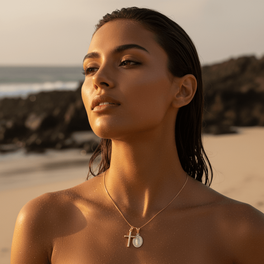 Elegante collana d'oro con catena regolabile e ciondolo a croce di Guadalupe