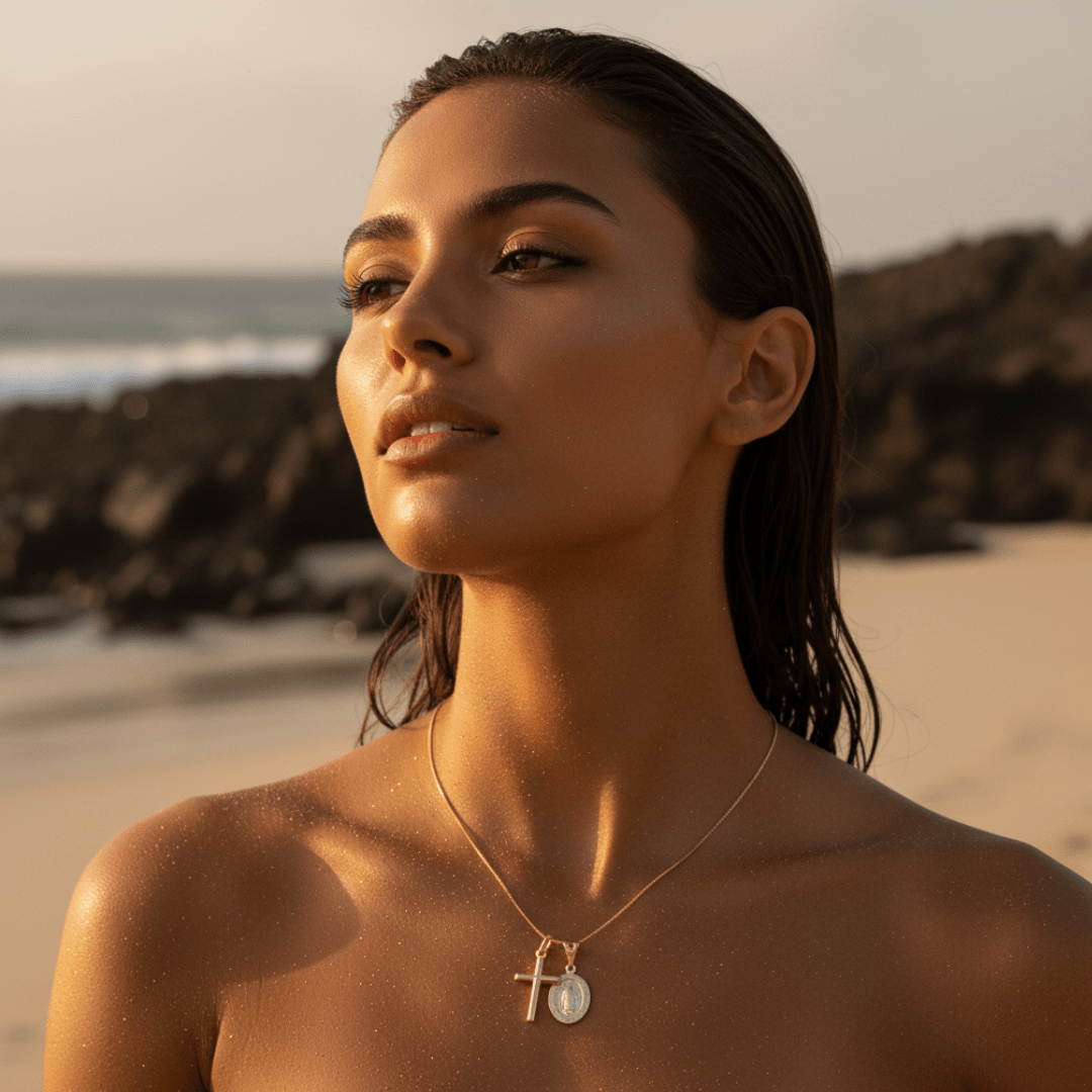 Elegante collana d'oro con catena regolabile e ciondolo a croce di Guadalupe