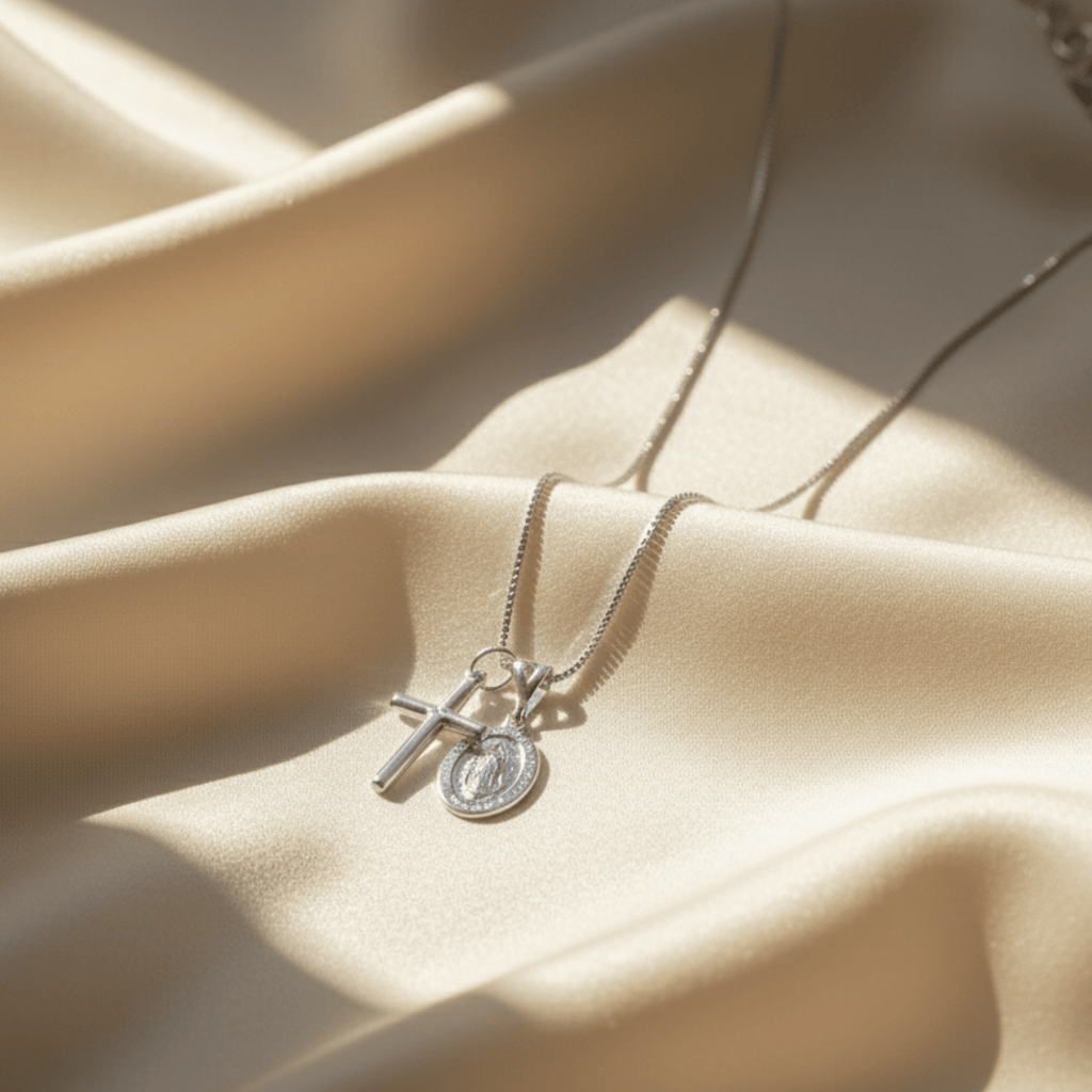 Elegante collana d'oro con catena regolabile e ciondolo a croce di Guadalupe