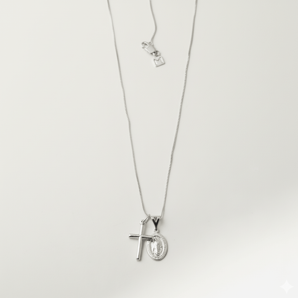 Elegante collana d'oro con catena regolabile e ciondolo a croce di Guadalupe