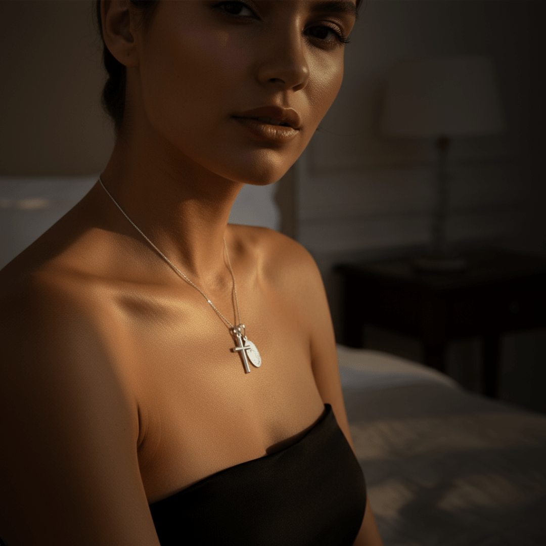Elegante collana d'oro con catena regolabile e ciondolo a croce di Guadalupe