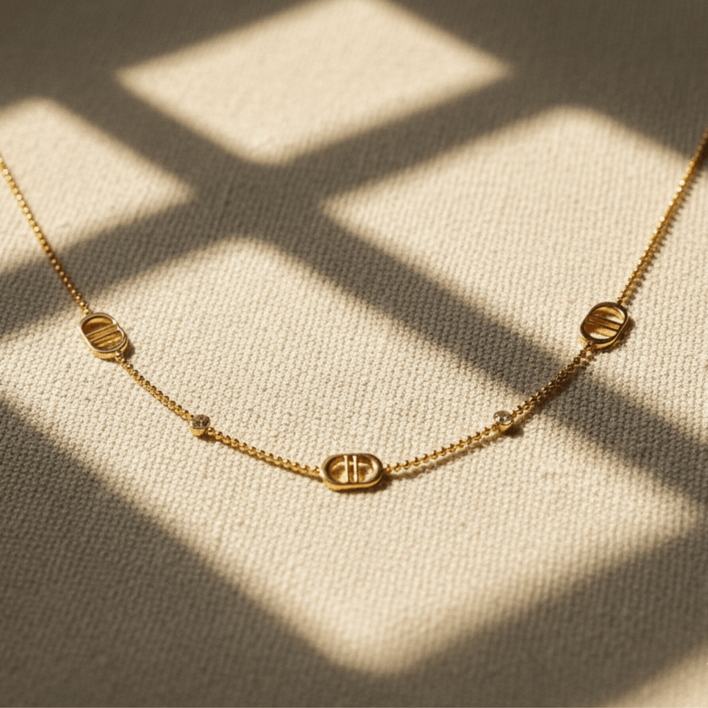 Elegante gouden ketting met verstelbare lengte en steendecoraties voor dames