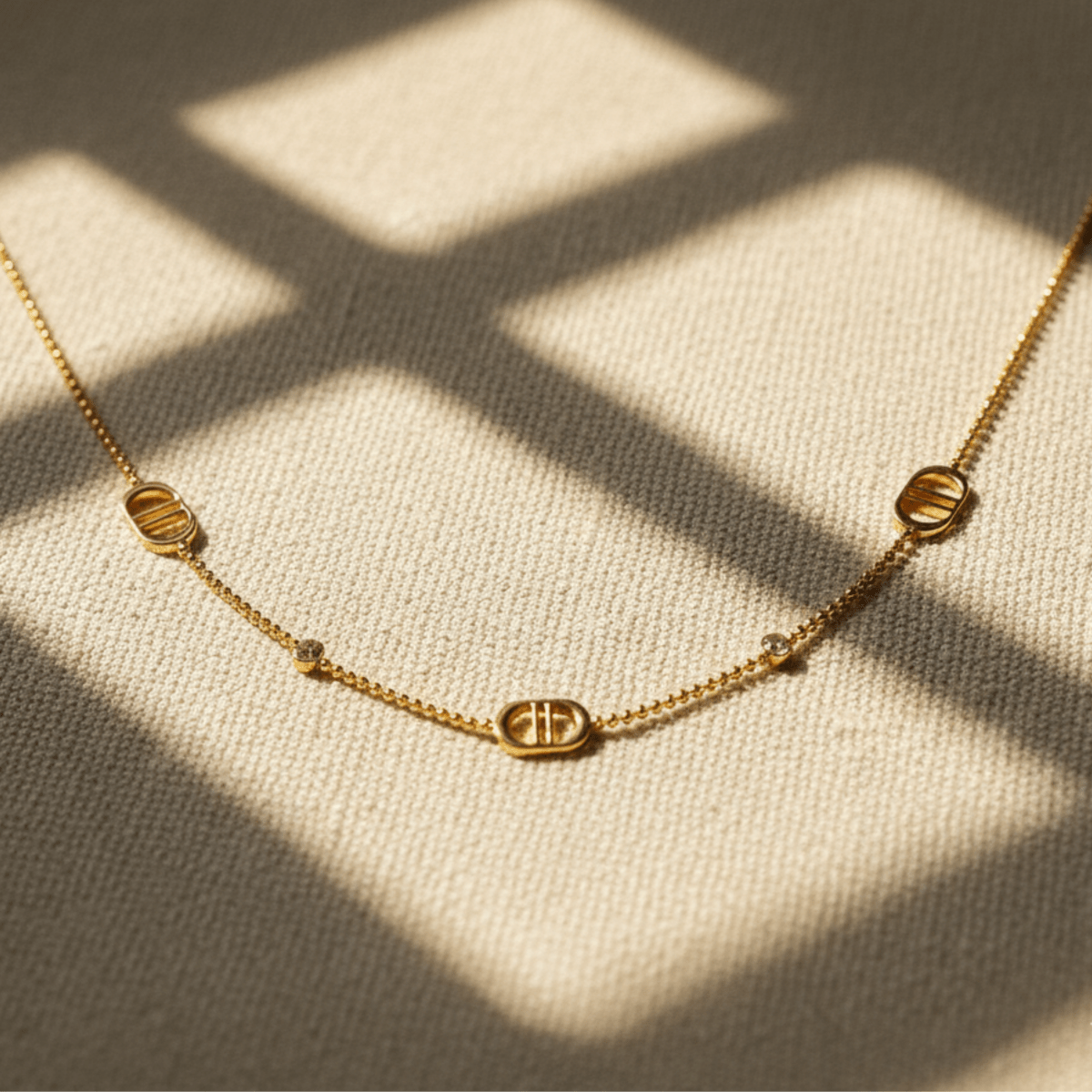 Elegante gouden ketting met verstelbare lengte en steendecoraties voor dames