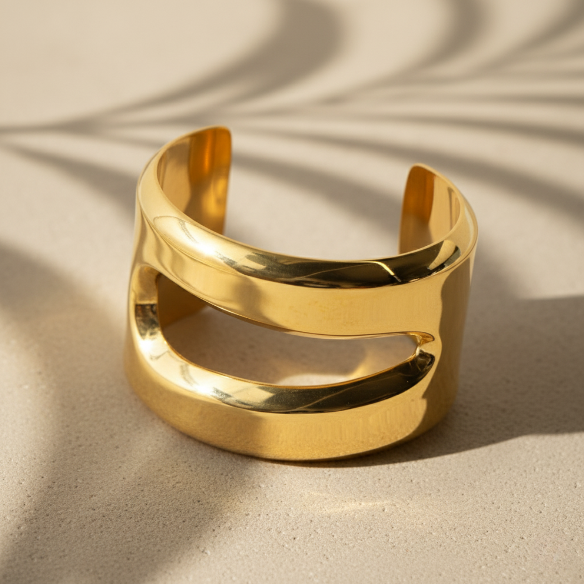 Elegante gouden statement manchet - vergulde messing accessoire voor stijlvolle uitstraling