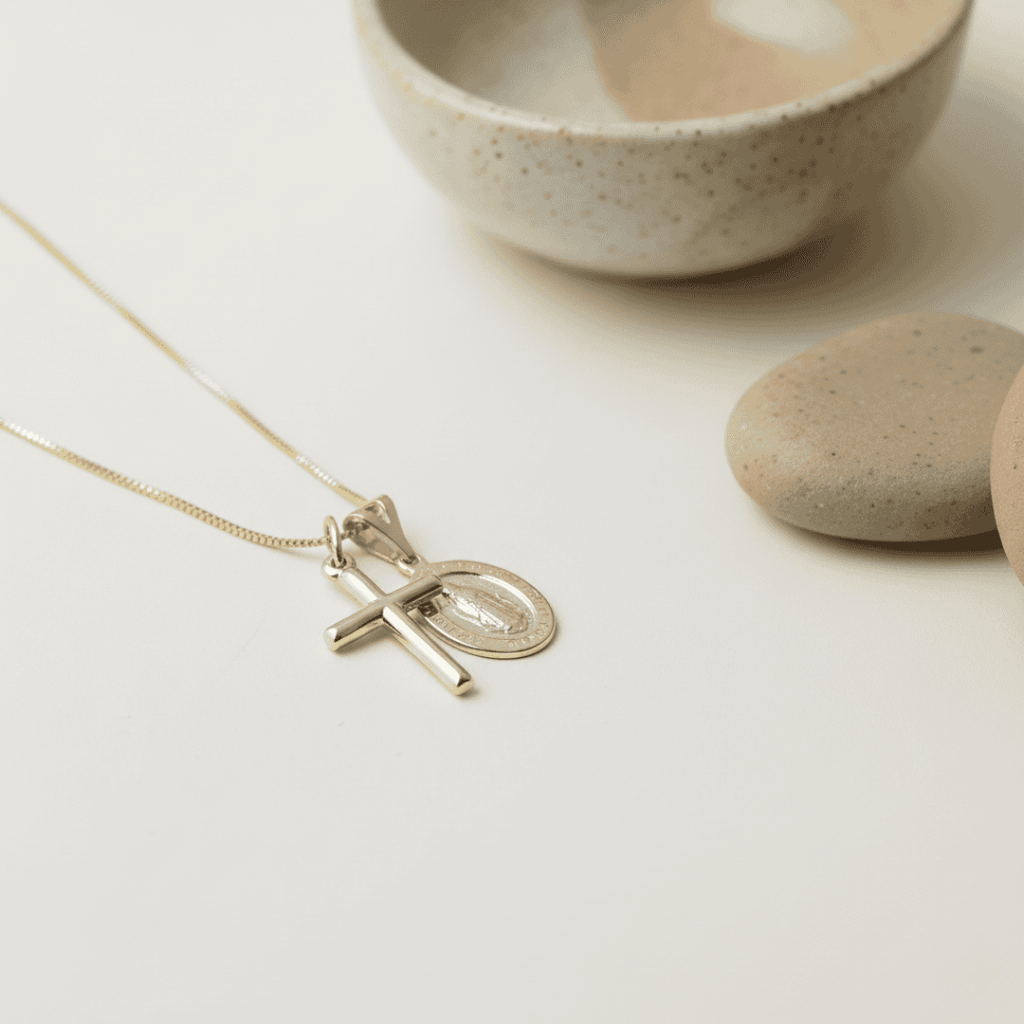 Collar elegante de cruz Guadalupe - Latón chapado en oro con cadena ajustable