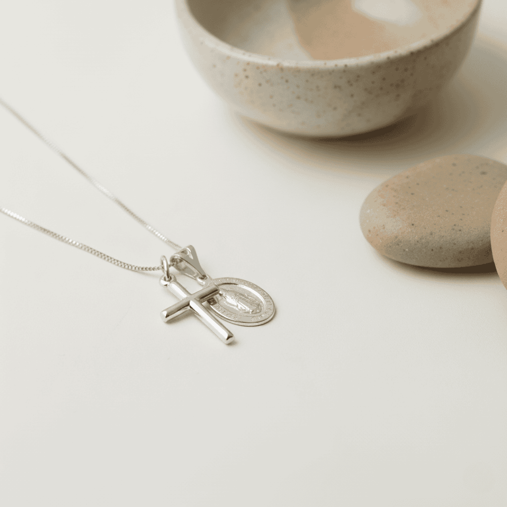 Collar elegante de cruz Guadalupe - Latón chapado en oro con cadena ajustable