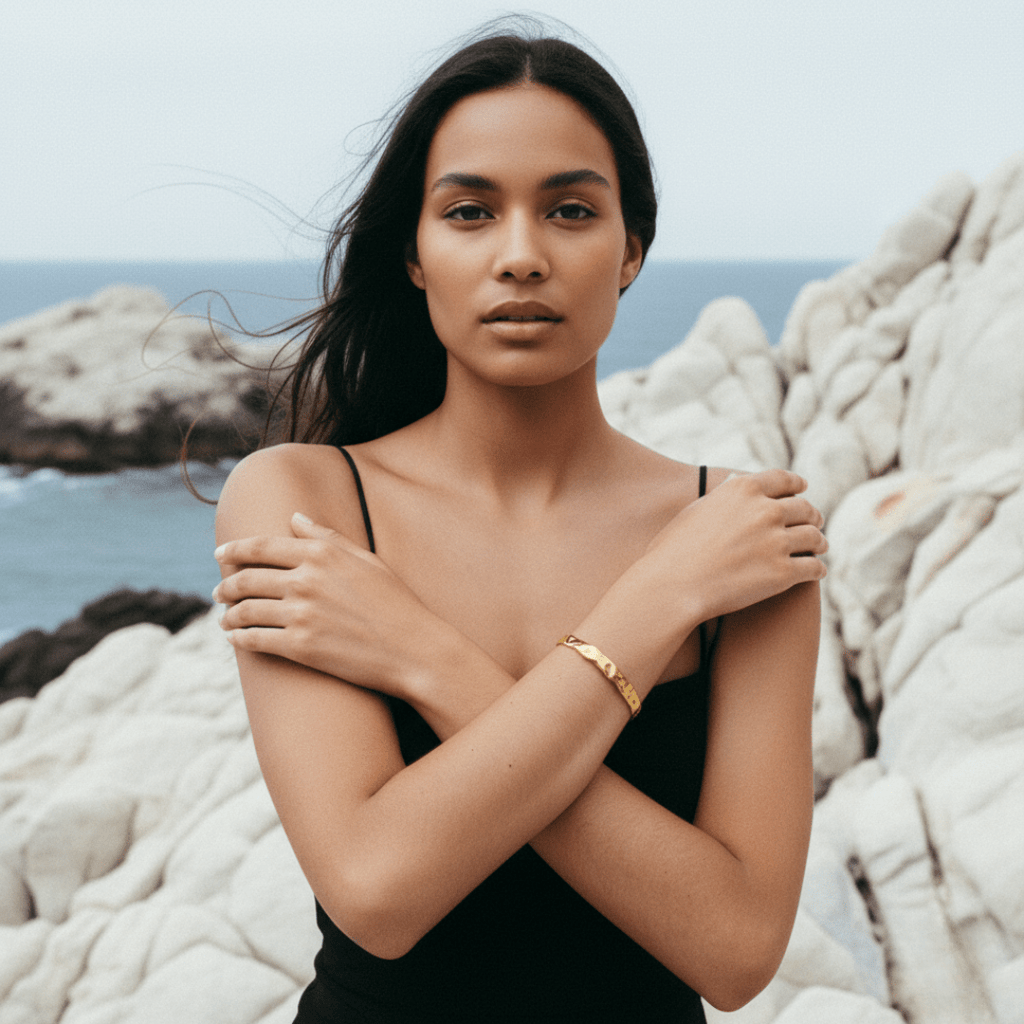 Pulsera elegante martillada en oro - ajuste ajustable