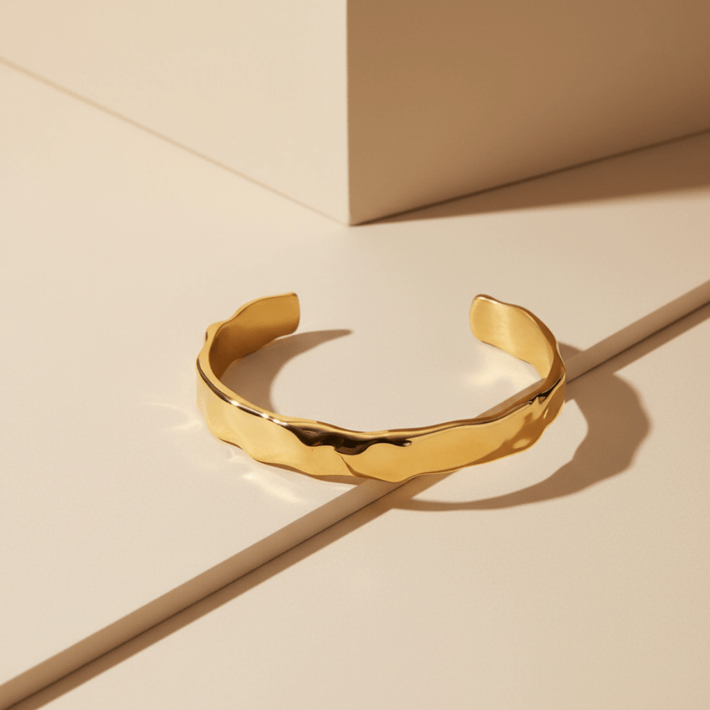 Pulsera elegante martillada en oro - ajuste ajustable