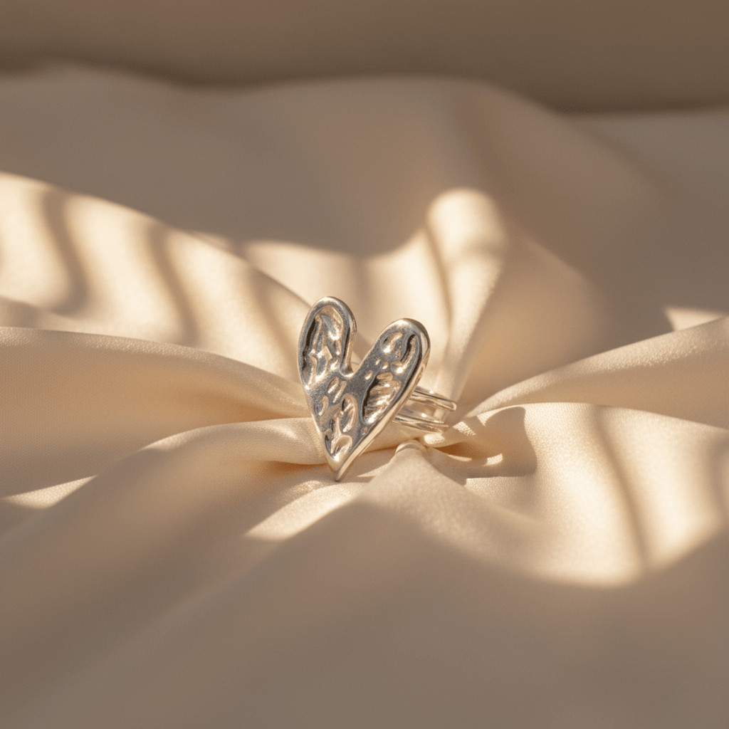 Ring met hart van maanverlichte zee