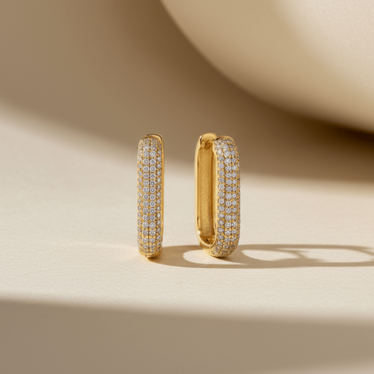 Orecchini a cerchio con aureola dorata in pietra da spiaggia