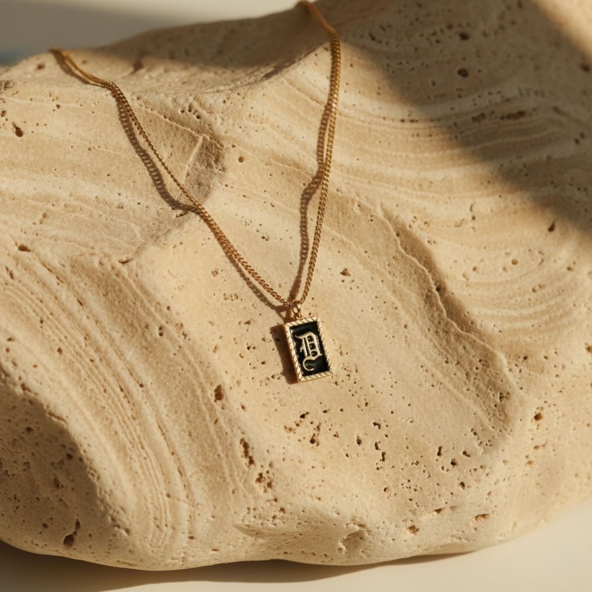 Elegantný prívesok s iniciálou – prispôsobiteľný smaltovaný dizajn v zlate vermeil alebo striebre sterling