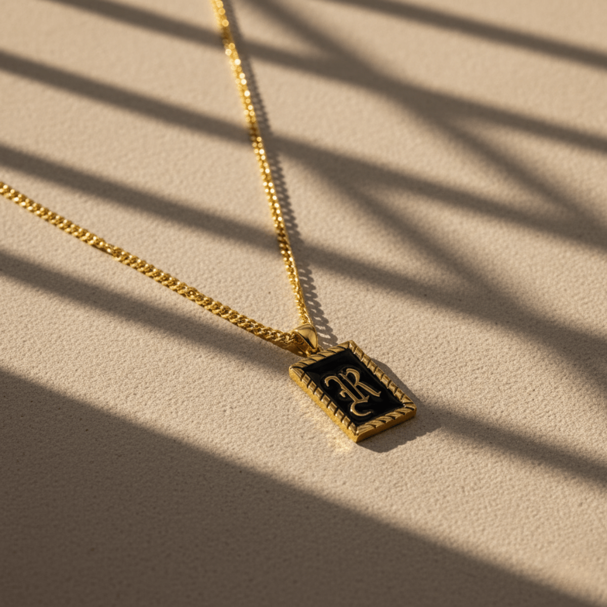 Elegante initiaal hanger - aanpasbaar emaille ontwerp in goud of zilver