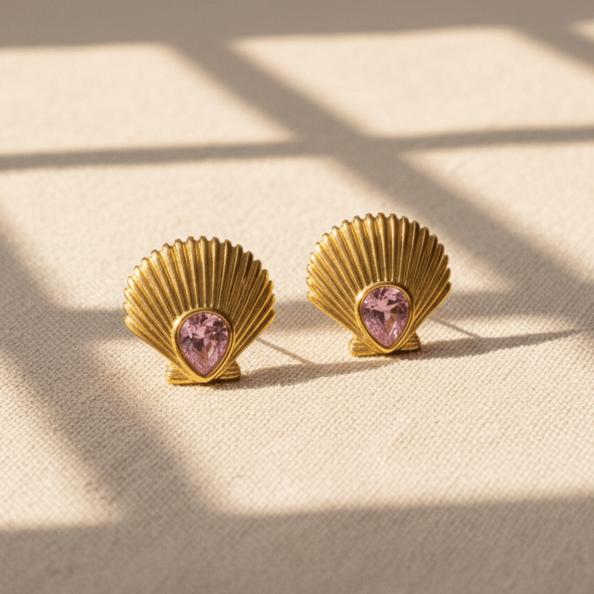 Elegante roze kristallen schelpenoorbellen in goud - lichtgewicht en hypoallergeen