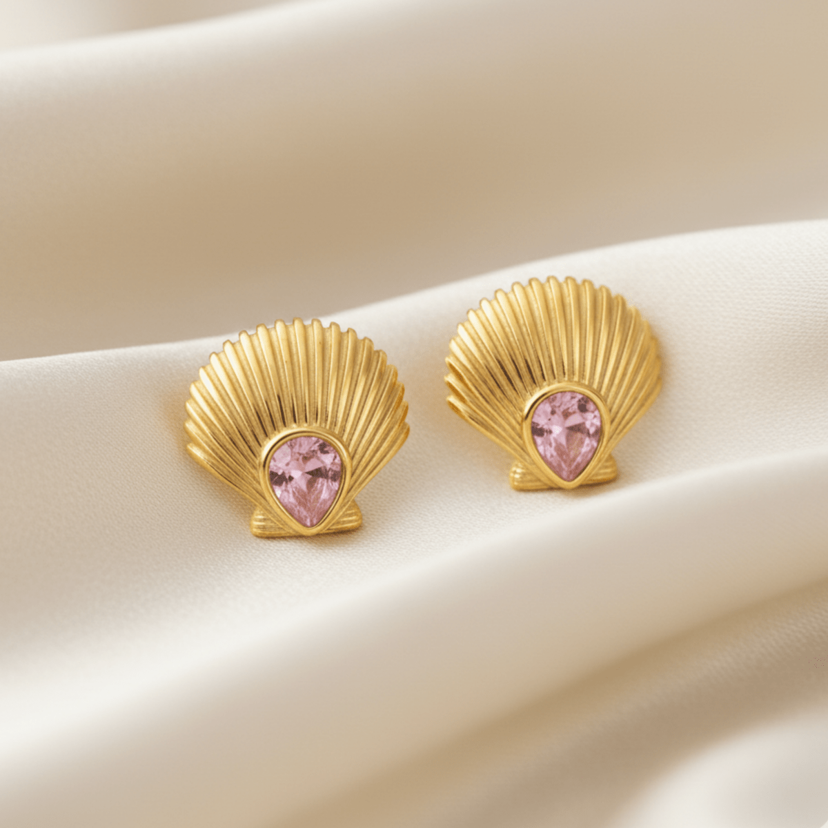 Elegante roze kristallen schelpenoorbellen in goud - lichtgewicht en hypoallergeen