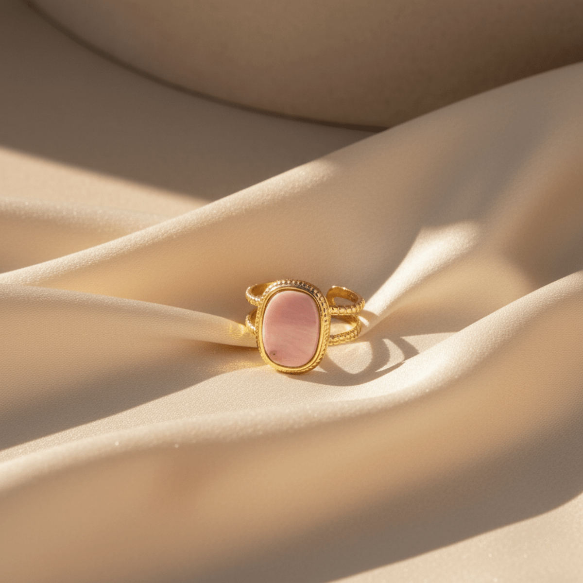 Anillo de ventana rosa atardecer dorado