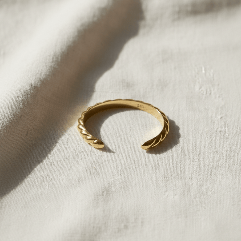 Elegant geribbeld gouden armband - vergulde koperen manchet voor veelzijdig gebruik